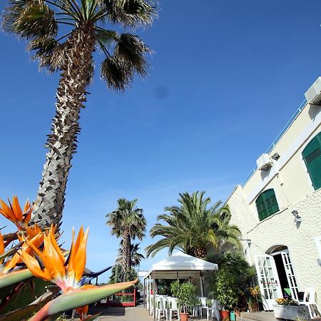 Albergo Ristorante Lucciola Santo Stefano al Mare Exteriör bild