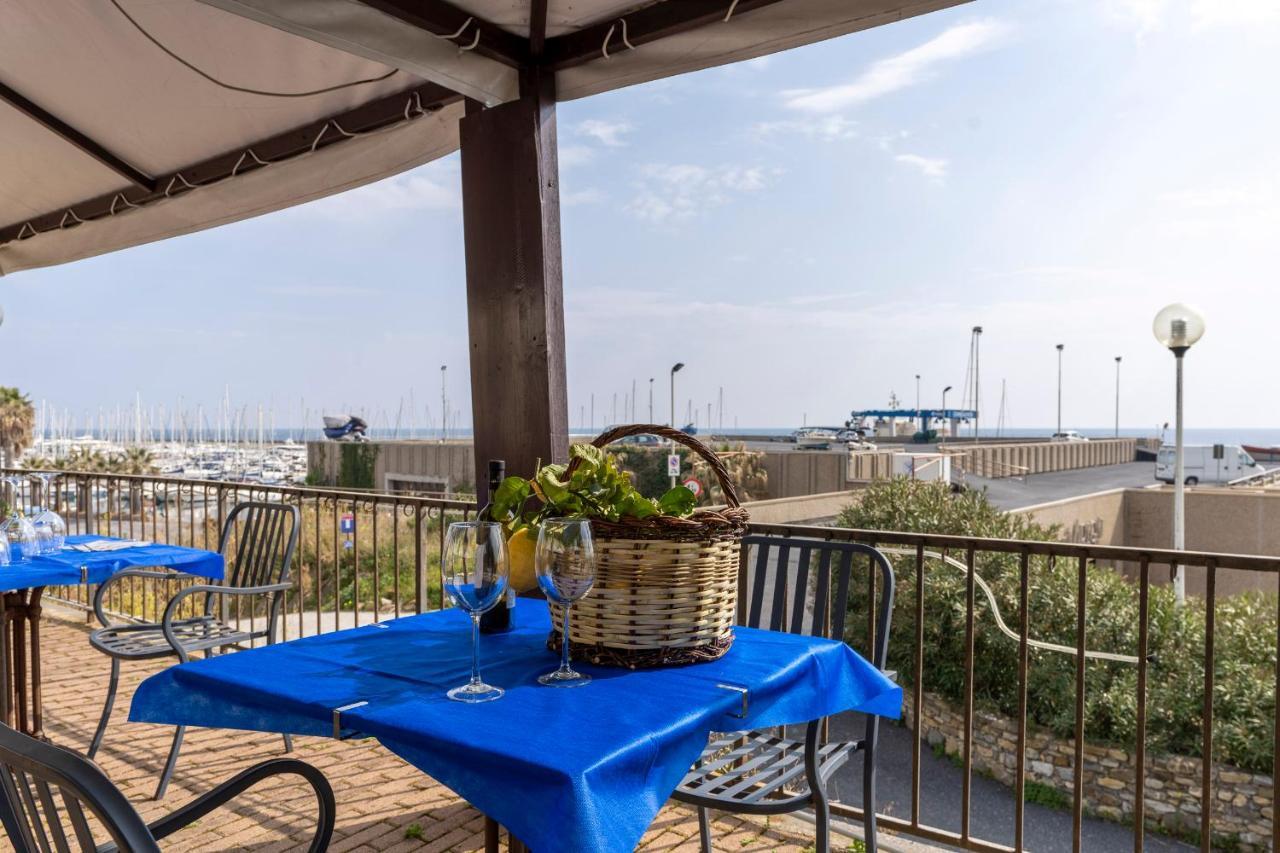 Albergo Ristorante Lucciola Santo Stefano al Mare Exteriör bild