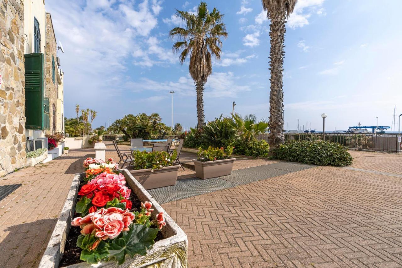 Albergo Ristorante Lucciola Santo Stefano al Mare Exteriör bild