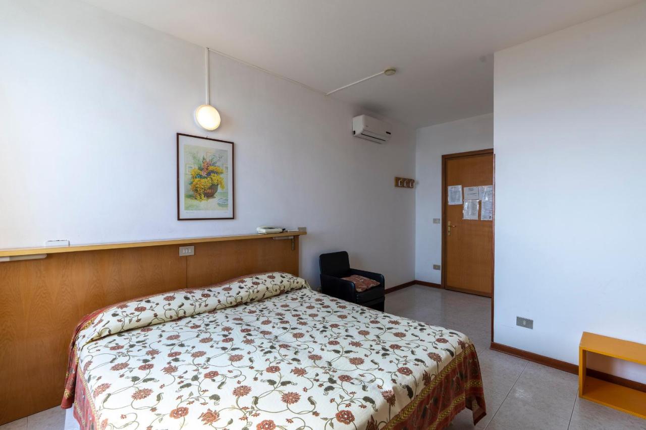 Albergo Ristorante Lucciola Santo Stefano al Mare Exteriör bild