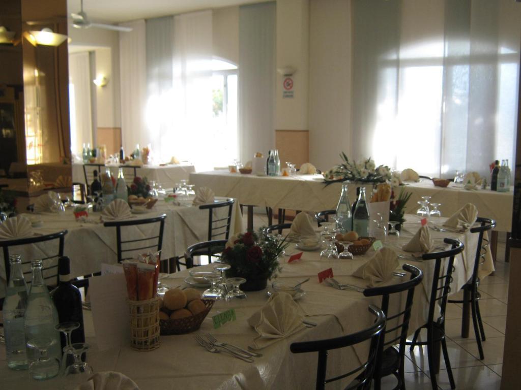 Albergo Ristorante Lucciola Santo Stefano al Mare Exteriör bild