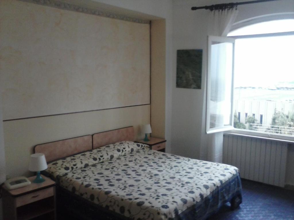 Albergo Ristorante Lucciola Santo Stefano al Mare Exteriör bild