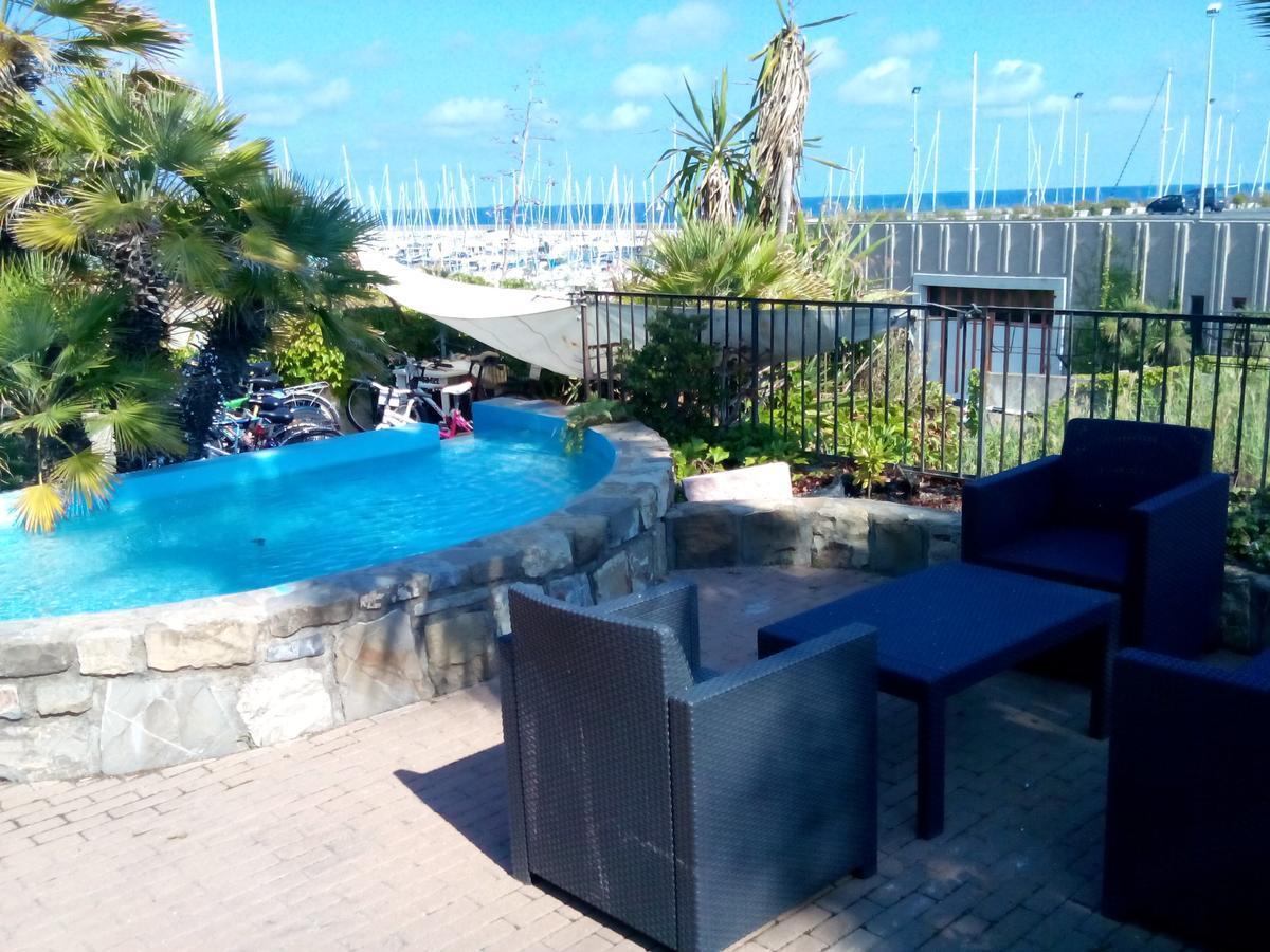 Albergo Ristorante Lucciola Santo Stefano al Mare Exteriör bild