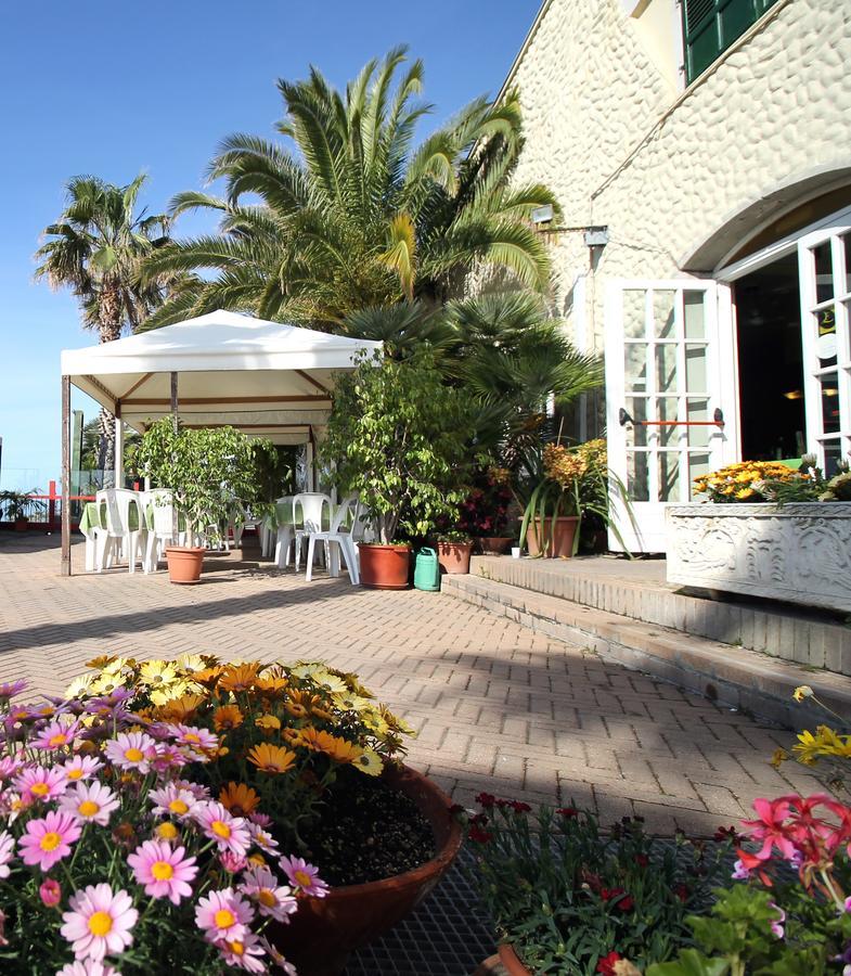 Albergo Ristorante Lucciola Santo Stefano al Mare Exteriör bild