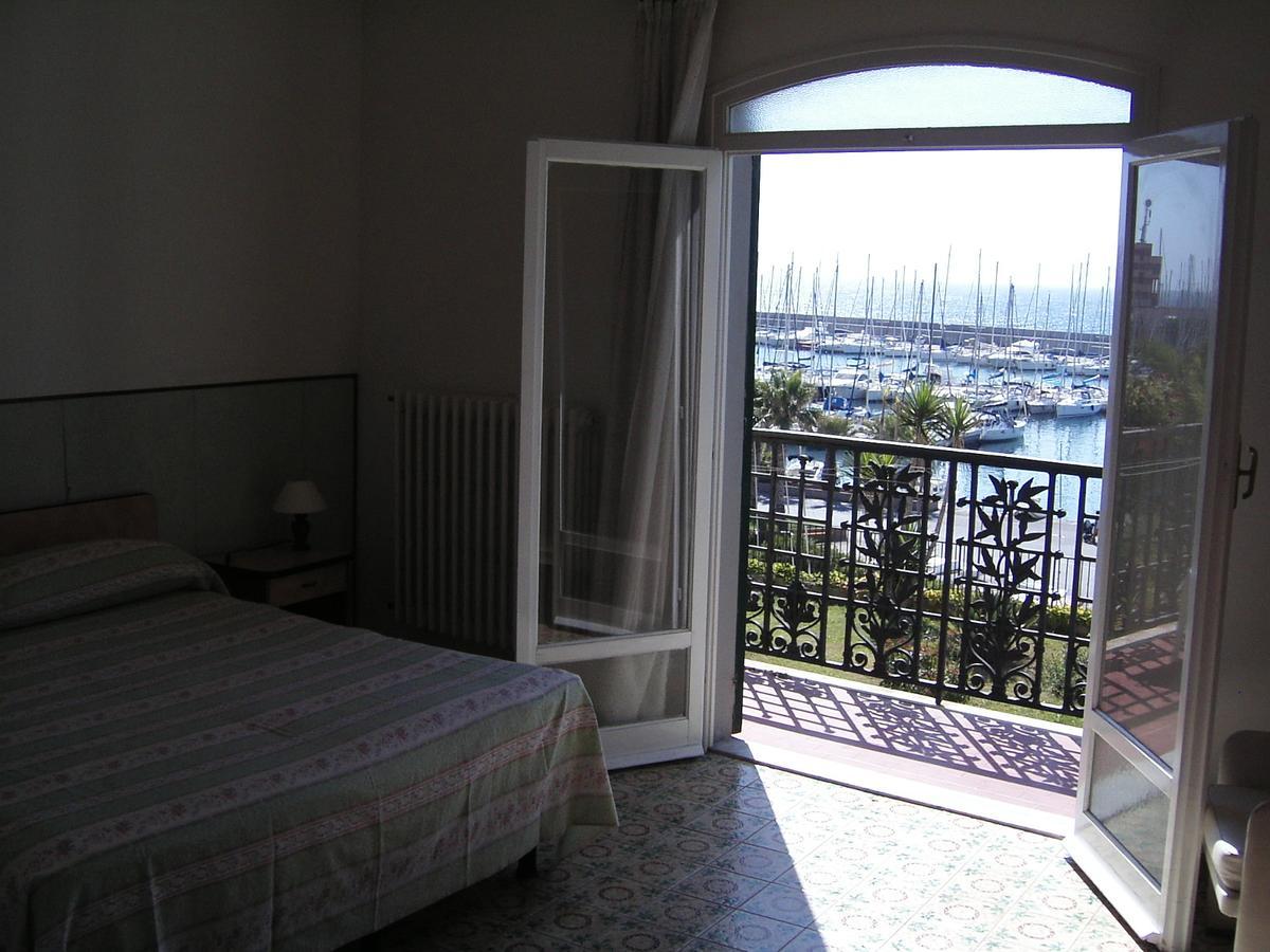Albergo Ristorante Lucciola Santo Stefano al Mare Exteriör bild