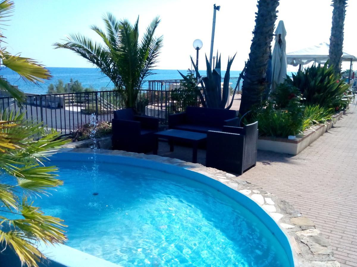 Albergo Ristorante Lucciola Santo Stefano al Mare Exteriör bild