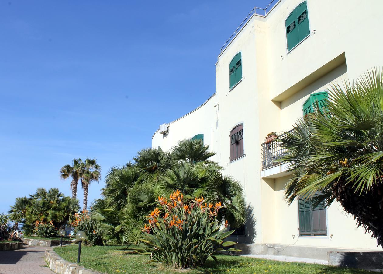 Albergo Ristorante Lucciola Santo Stefano al Mare Exteriör bild