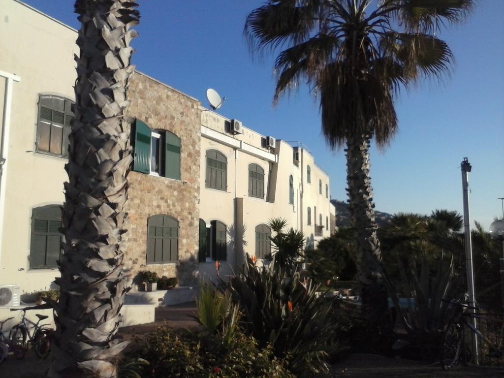 Albergo Ristorante Lucciola Santo Stefano al Mare Exteriör bild
