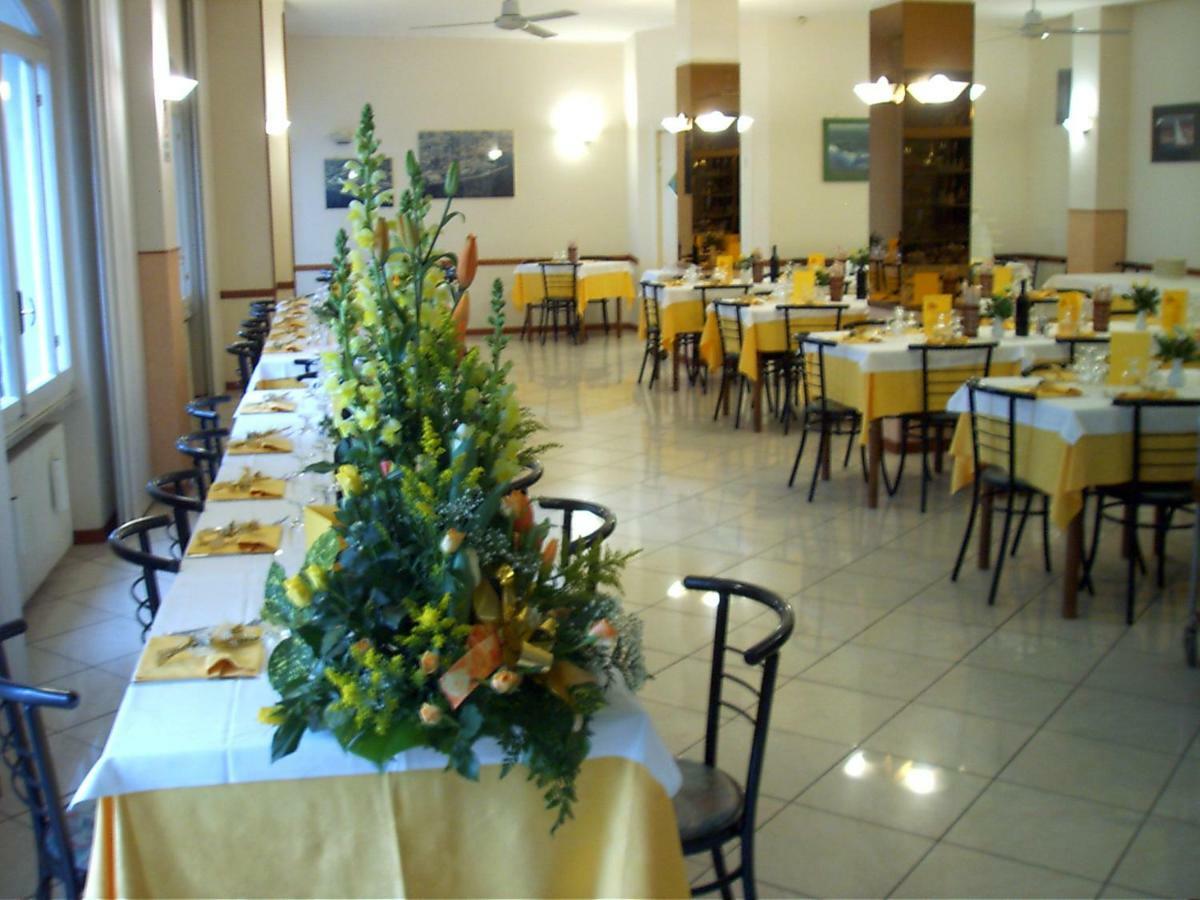 Albergo Ristorante Lucciola Santo Stefano al Mare Exteriör bild