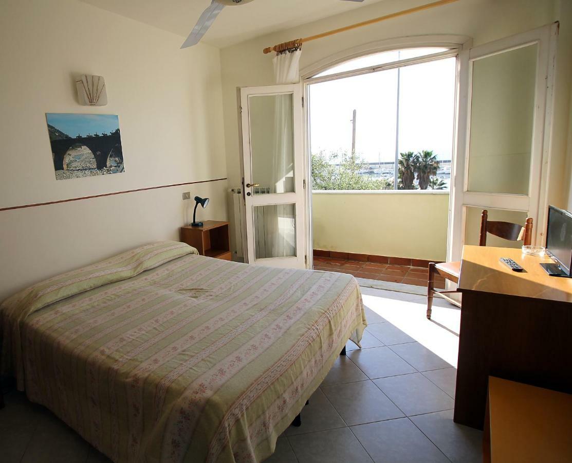 Albergo Ristorante Lucciola Santo Stefano al Mare Exteriör bild
