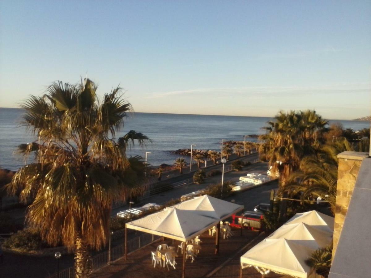 Albergo Ristorante Lucciola Santo Stefano al Mare Exteriör bild